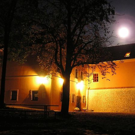 Penzion Zatisi Mikulov Εξωτερικό φωτογραφία